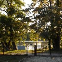 Dömsöd, Duna-parton kertes, 2 hálószobás, felújított szép hétvégi ház eladó