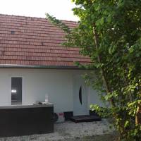 Dömsöd, Duna-parton kertes, 2 hálószobás, felújított szép hétvégi ház eladó