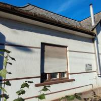 Pilisen vasút közelében ház vált eladóvá.