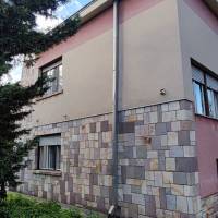 Pilis fő utcáján emeletes ház vált eladóvá