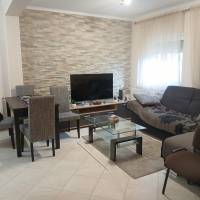 Csendes utcában Tip-top ikerház fél eladó! Teljesen külön bejárattal!