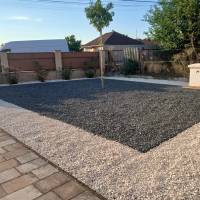 Csendes utcában Tip-top ikerház fél eladó! Teljesen külön bejárattal!