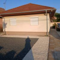 Csendes utcában Tip-top ikerház fél eladó! Teljesen külön bejárattal!