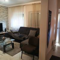 Csendes utcában Tip-top ikerház fél eladó! Teljesen külön bejárattal!