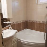 Csendes utcában Tip-top ikerház fél eladó! Teljesen külön bejárattal!