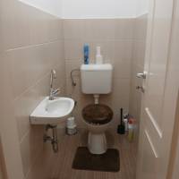 Csendes utcában Tip-top ikerház fél eladó! Teljesen külön bejárattal!