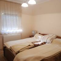 Csendes utcában Tip-top ikerház fél eladó! Teljesen külön bejárattal!