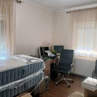 Csendes utcában Tip-top ikerház fél eladó! Teljesen külön bejárattal!