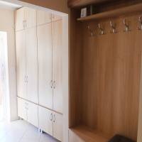 Csendes utcában Tip-top ikerház fél eladó! Teljesen külön bejárattal!