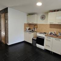 Pilis zártkertjében két  szoba ,amerikai konyhás nappalis ház vált eladóvá