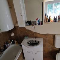 Pilis zártkertjében két  szoba ,amerikai konyhás nappalis ház vált eladóvá