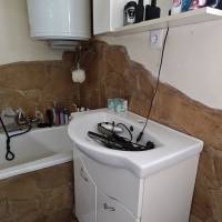 Pilis zártkertjében két  szoba ,amerikai konyhás nappalis ház vált eladóvá