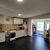 Pilis zártkertjében két  szoba ,amerikai konyhás nappalis ház vált eladóvá