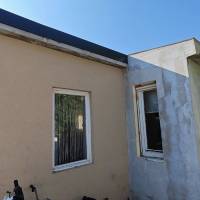 Pilis zártkertjében két  szoba ,amerikai konyhás nappalis ház vált eladóvá