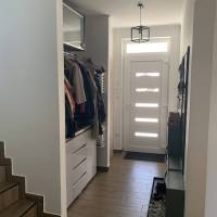 Dabas központi részén igényes, napelemes ikerházfél eladó!