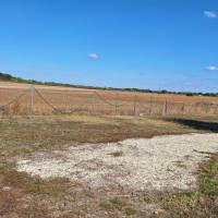 Karnyújtásnyira a városközponttól,de csendes részén tanya eladó!